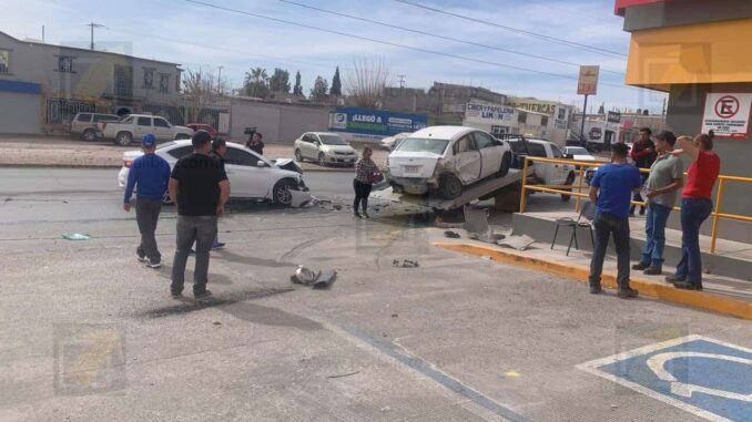 quedan-tres-lesionados-en-choque-sobre-la-avenida-los-arcos.jpeg Quedan tres lesionados en choque sobre la avenida Los Arcos