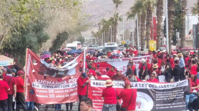 realizan-mega-marcha-docentes-federalizados-en-contra-de-la-reforma-de-ley-del-issste.jpeg Realizan mega marcha docentes federalizados en contra de la reforma de Ley del ISSSTE