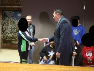 Visitan al Presidente Municipal integrantes de la rondalla Voces del Desierto