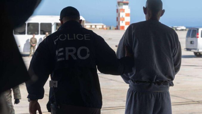 gobierno-de-trump-deja-de-usar-aviones-militares-para-deportaciones-por-su-alto-costo.jpg Gobierno de Trump deja de usar aviones militares para deportaciones por su alto costo