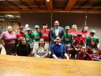 Visitan jóvenes beisbolistas al alcalde antes de partir a torneo internacional
