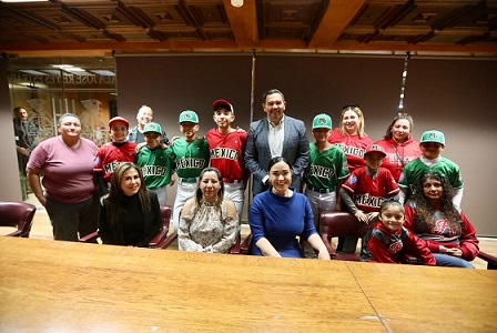Visitan jóvenes beisbolistas al alcalde antes de partir a torneo internacional
