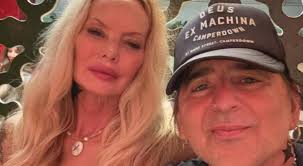 Novia de rockero desapareció tras caer al mar, iban en un crucero