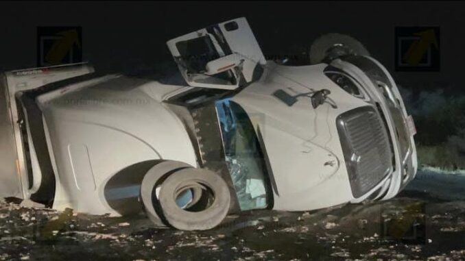 vuelca-camion-de-carga-en-las-curvas-del-perico.jpeg Vuelca Camión de Carga en las Curvas del Perico