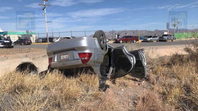 incidente-en-la-calzada-del-colegio-de-bachilleres-21-volcadura-sin-lesionados.jpeg Incidente en la Calzada del Colegio de Bachilleres 21: Volcadura sin lesionados