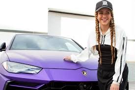 Fan choca el Lamborghini que Shakira le regaló
