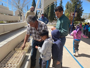 El día de ayer se da inicio con la entrega y plantación de semillas para la huerta de la parcela escolar en la cabecera municipal