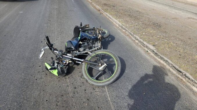 apoyan-policias-estatales-con-primeros-auxilios-a-motociclista-accidentado.jpeg Apoyan policías estatales con primeros auxilios a motociclista accidentado
