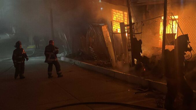 rescatan-policias-municipales-a-adulto-mayor-de-incendio.jpeg Rescatan policías municipales a adulto mayor de incendio