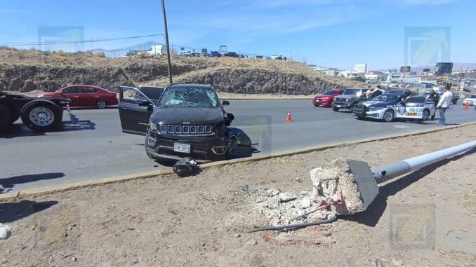 invade-carril-provoca-choque-y-el-derribo-de-una-luminaria-que-cae-en-un-tercer-auto.jpeg Invade carril, provoca choque y el derribo de una luminaria que cae en un tercer auto