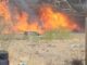 Fuerte incendio en fábrica de tarimas en la colonia 01 de Mayo; hay bomberos lesionados