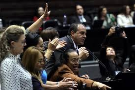 presentan-ley-antifuero-entre-rechiflas-tras-salvar-a-cuau.jpg Presentan ley antifuero entre rechiflas tras salvar a ‘Cuau’