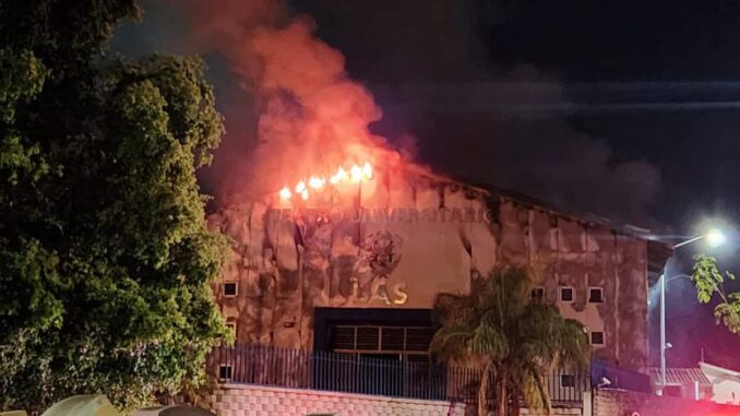 incendio-consume-teatro-universitario-de-la-uas-en-culiacan.jpeg Incendio consume Teatro Universitario de la UAS en Culiacán