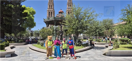 personal-del-municipio-limpian-plaza-de-armas-disfrazados-de-superheroes-por-dia-de-la-ninez.jpg Personal del Municipio limpian Plaza de Armas disfrazados de superhéroes por Día de la Niñez