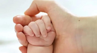 Hombre rescató a bebé ¡de la basura!; pensó que era una muñeca