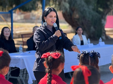 entrego-apoyo-ayer-la-alcaldesa-lucy-marrufo-por-la-cantidad-de-80000-00-pesos-a-la-escuela-primaria-agustin-melgar-de-la-comunidad-de-la-esmeralda.jpg Entrego apoyo ayer la alcaldesa Lucy Marrufo por la cantidad de $80,000.00 pesos a la Escuela Primaria Agustín Melgar de la comunidad de La Esmeralda
