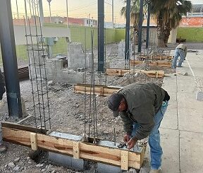 Se construyen las nuevas gradas en la Escuela Manuel Ojinaga
