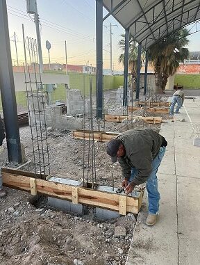 se-construyen-las-nuevas-gradas-en-la-escuela-manuel-ojinaga.jpg Se construyen las nuevas gradas en la Escuela Manuel Ojinaga