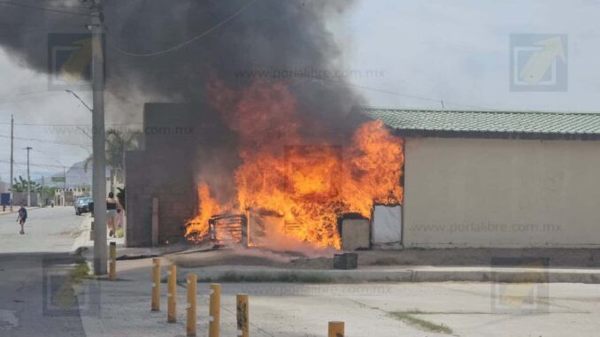 incendio-consume-una-casa-en-la-colonia-paseos-camino-real-rescatan-a-dos-perritos.jpeg Incendio consume una casa en la colonia Paseos Camino Real; rescatan a dos perritos