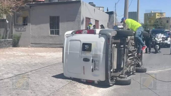 vuelca-en-avenida-tecnologico-tras-chocar-contra-camellon.jpeg Vuelca en avenida Tecnológico tras chocar contra camellón