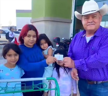 En el día de las madres la Asociación Latinos Unidos entrega apoyo a dos familias Ojinaguenses de escasos recursos   