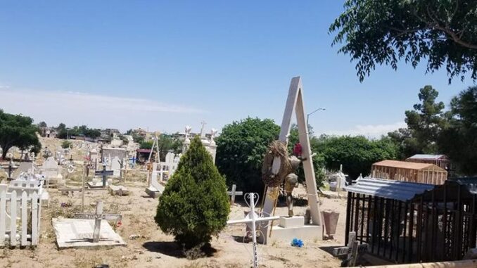 Poca la afluencia de visitantes en los panteones el pasado 10 de mayo