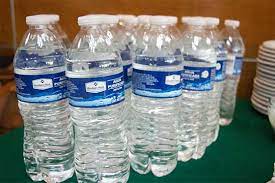 Contiene agua embotellada pedazos de plástico, según estudio