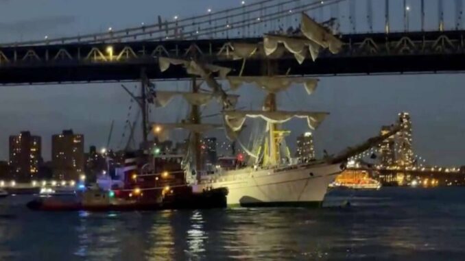 buque-cuauhtemoc-de-la-marina-choca-con-puente-de-brooklyn-en-nueva-york.jpg Buque Cuauhtémoc de la Marina choca con puente de Brooklyn, en Nueva York