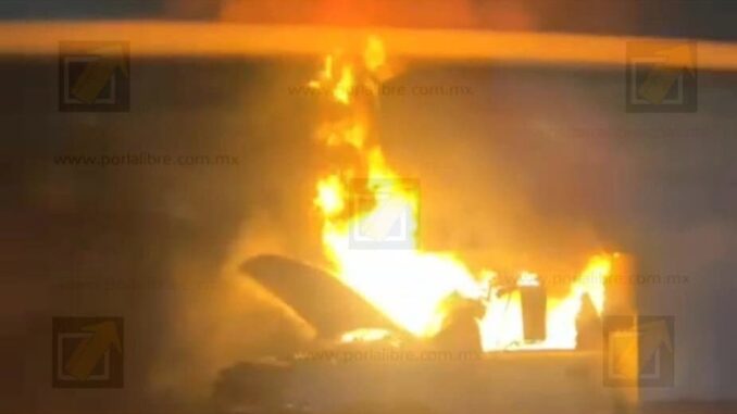 se-incendia-camion-de-mudanzas-en-el-periferico-de-la-juventud.jpeg Se incendia camión de mudanzas en el Periférico de la Juventud