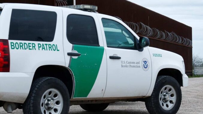 Jueces de EE.UU. desestiman acusaciones contra migrantes por traspaso a zonas militares