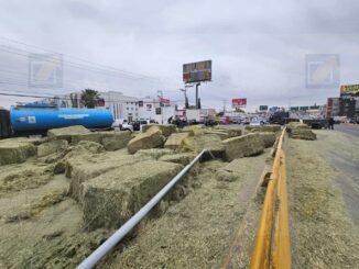Choque múltiple por caída de alfalfa en el periférico de la Juventud; dos heridos y cierre vial