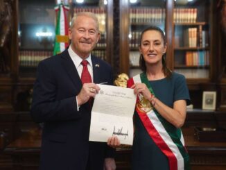 Sheinbaum recibe cartas credenciales del embajador de EE.UU., Ronald Johnson