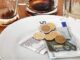 Ley de propinas: Este es el salario que tienen que tener gasolineros, camareros y repartidores