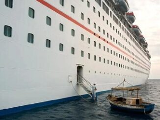Rescató crucero a 5 personas, viajaban en bote por mar de Cuba