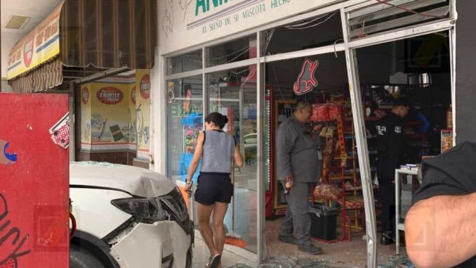 conductora-al-estacionarse-termina-dentro-de-un-local-en-plaza-vallarta.jpeg Conductora al estacionarse termina dentro de un local en plaza Vallarta