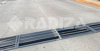 Denuncian riesgo por rejillas dañadas