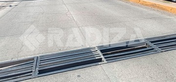 Denuncian riesgo por rejillas dañadas