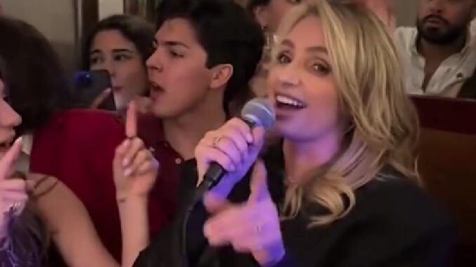 Captaron a Angélica Rivera en España; cantó “Ahora te puedes marchar”