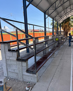 El gobierno del municipio trabaja en la construcción de nuevas gradas en la Escuela Manuel Ojinaga