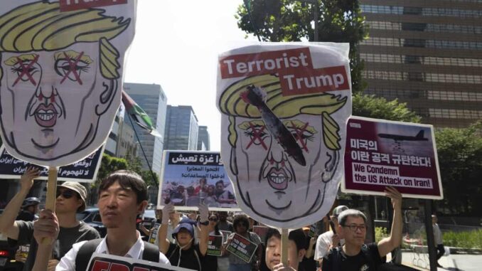protesta-en-corea-del-sur-contra-ataque-de-eeuu-a-instalaciones-nucleares-iranies.jpg