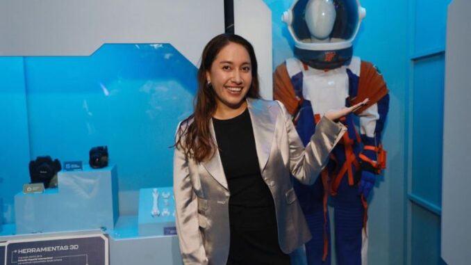 katya-echazarreta-durante-la-exposicion-estacion-espacial-papalote.jpg