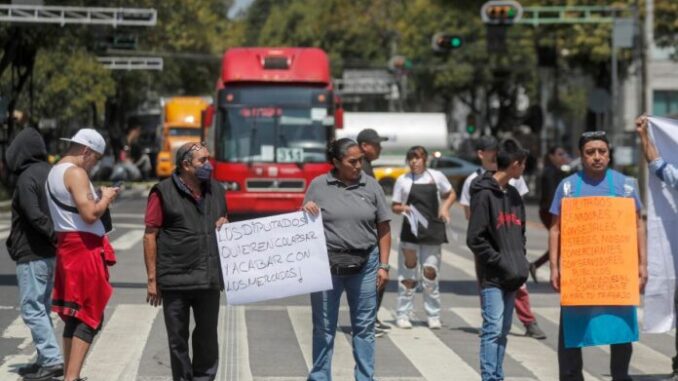 protesta-de-locatarios-comerciantes-de-mercados-en-la-cdmx-696x429.jpg