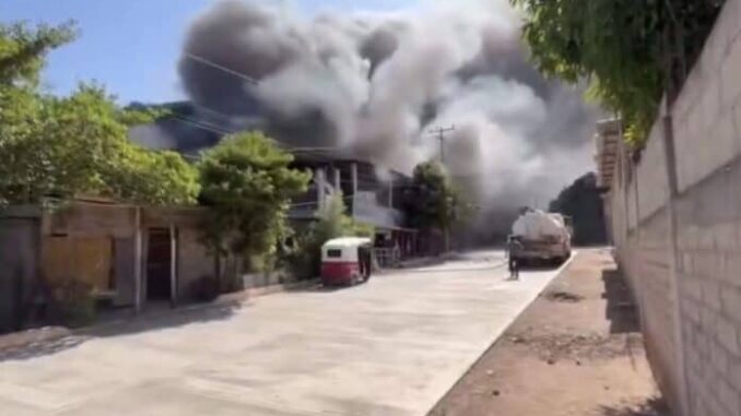 explosion-por-pirotecnia-deja-dos-muertos-en-jalapa-del-marques-oaxaca-696x420.jpeg