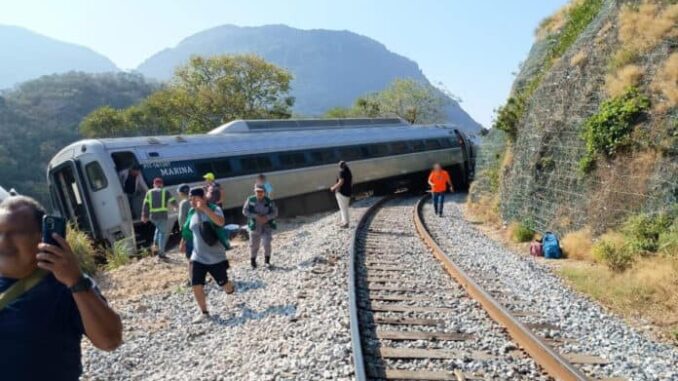 descarrila-maquina-del-tren-interoceanico-en-oaxaca-13-muertosjpg-696x429.jpg