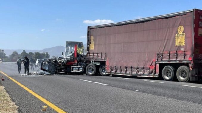 incendio-de-trailer-sobre-la-carretera-abasolo-penjamo-696x429.jpg