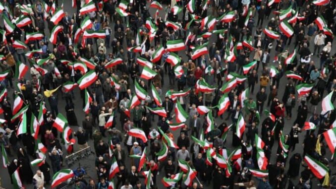 protesta-teheran-iran-ataques-israel-eeuu-28feb26-696x464.jpg