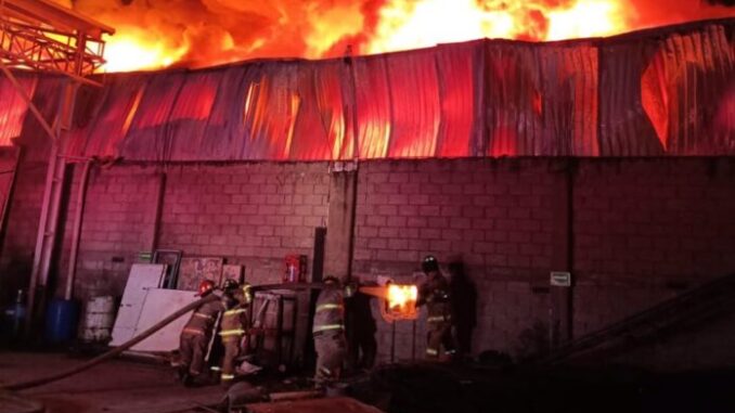 incendio-fabrica-ecatepec-edomex-20abr26-696x464.jpg